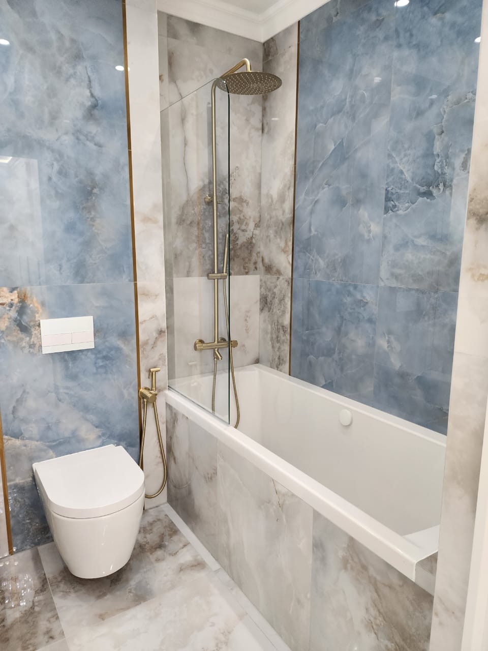 Modernes Badezimmer in Blau