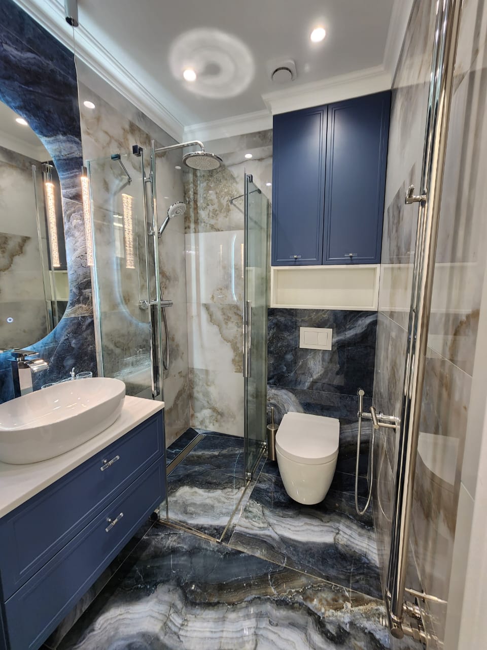 Luxusbadezimmer in Blau
