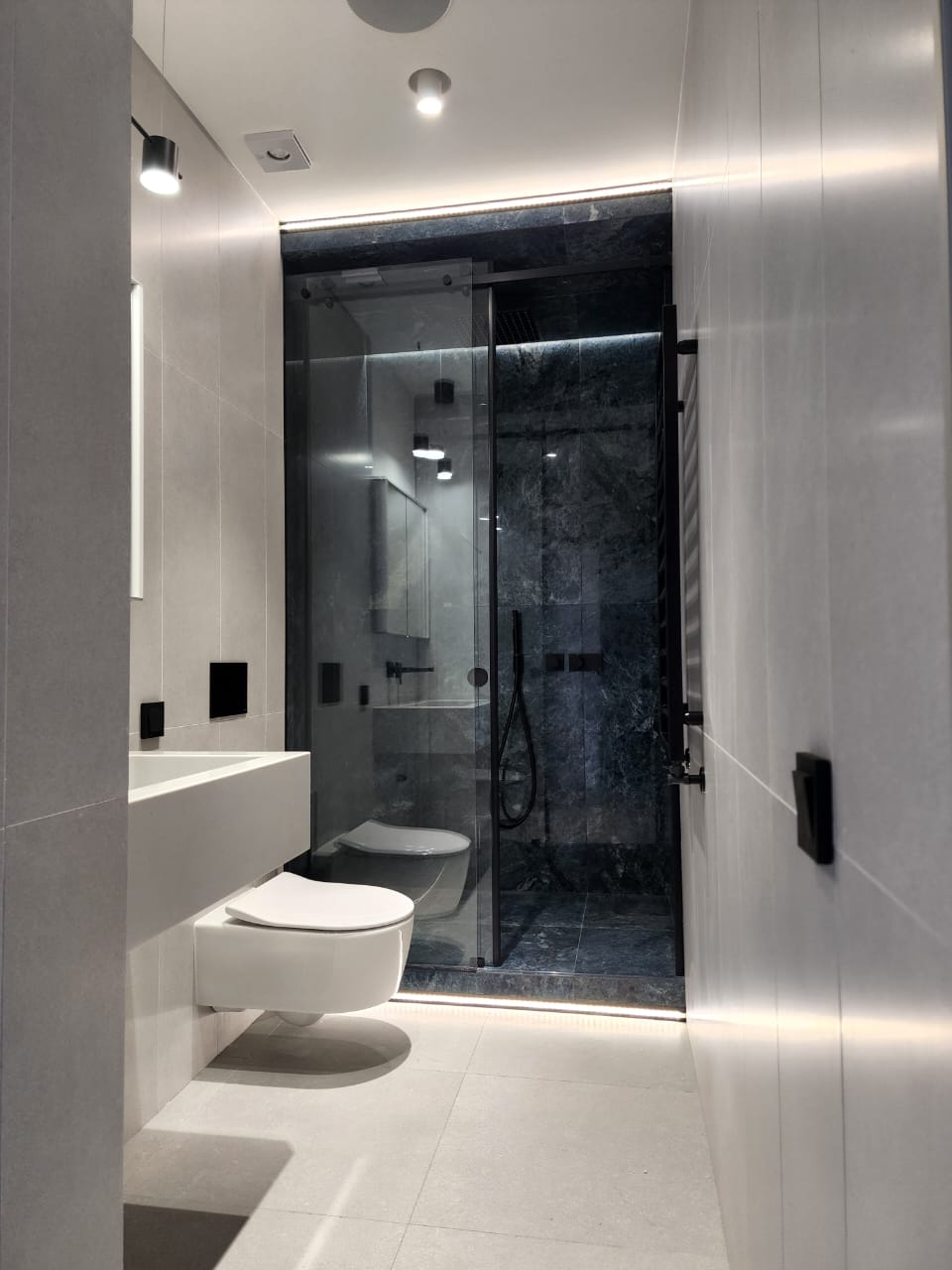 Zweites Badezimmer mit Glasdusche