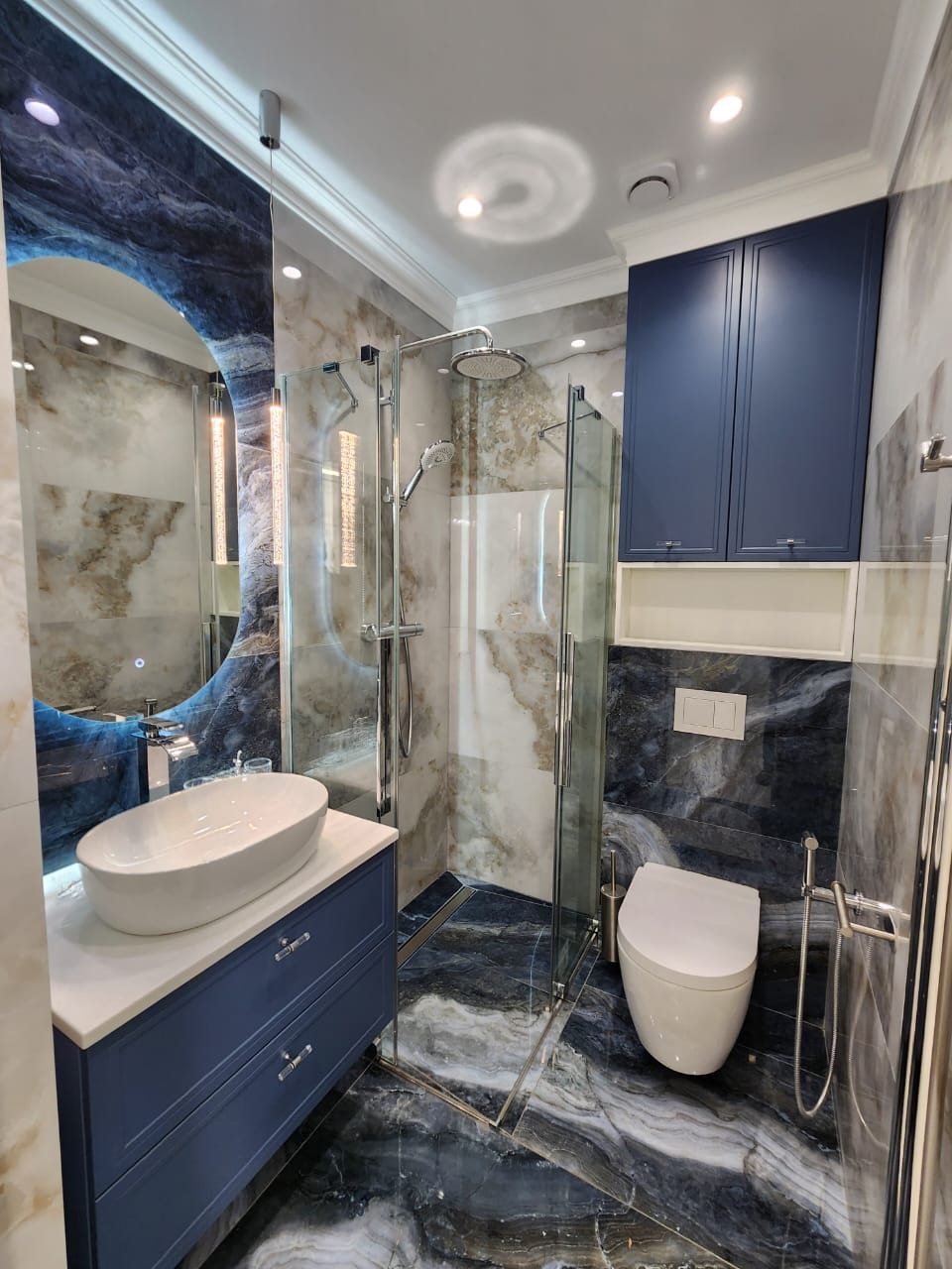 Modernes Badezimmer mit blauen Akzenten