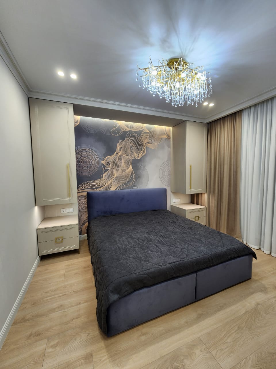 Luxuriöses Schlafzimmer mit maßgefertigten Möbeln