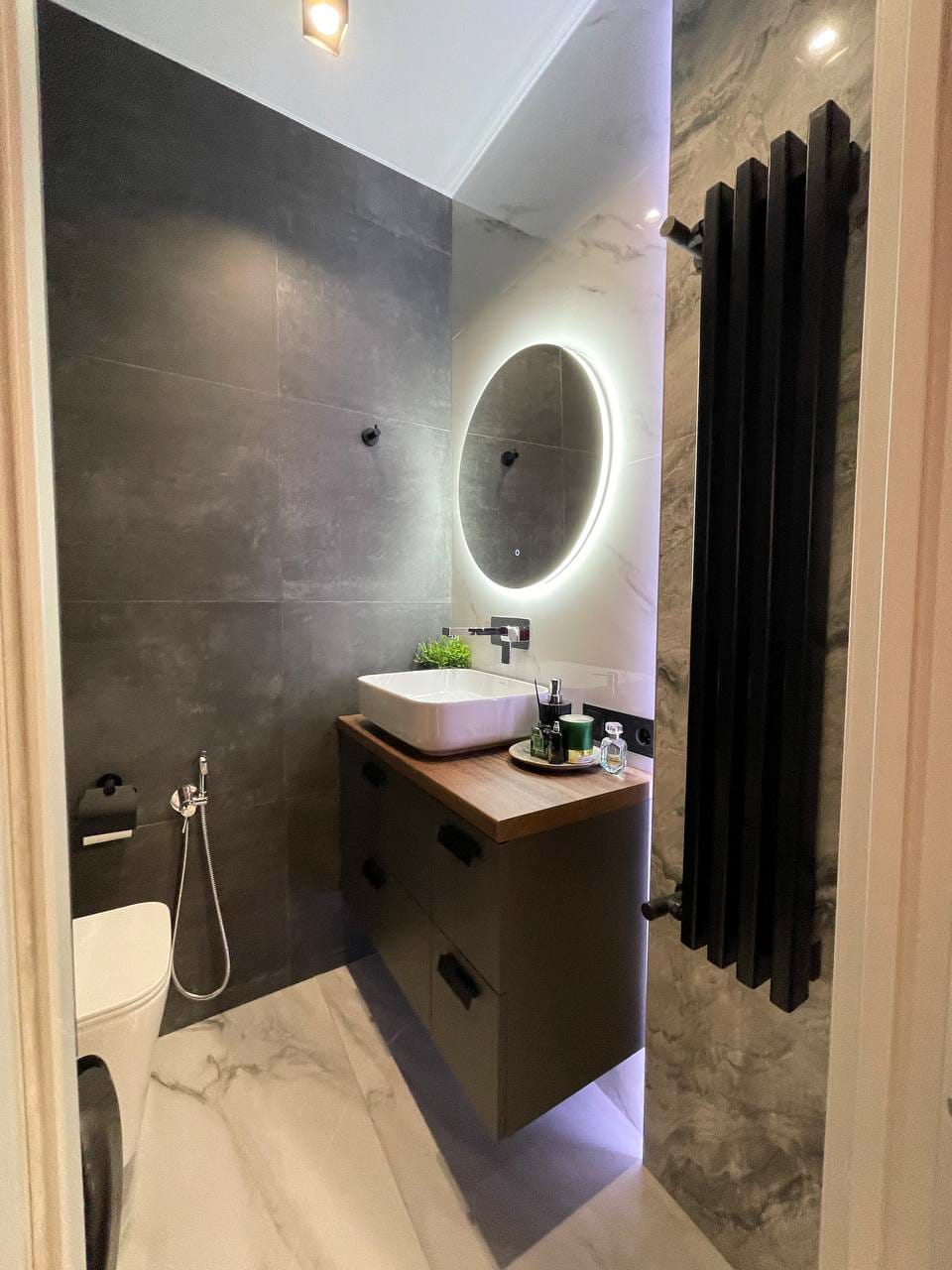 Modernes Badezimmer mit Holzakzenten
